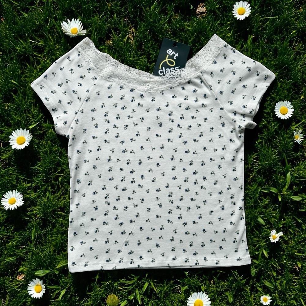 Art Class White and Black Floral Short Sleeve Top